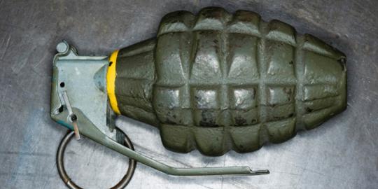 Bersihkan lemari, warga Sukoharjo temukan dua granat aktif