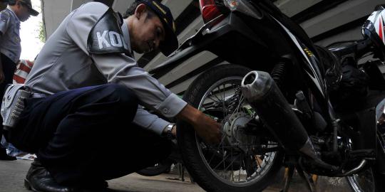 Motor digembosi, pengendara kapok parkir di pinggir jalan