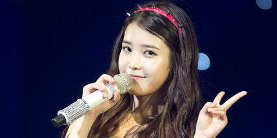 Baru dirilis, single Jepang IU masuk 10 besar chart Oricon