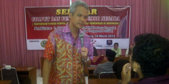 Ganjar gantikan istri rapat wali murid di SD Semarang