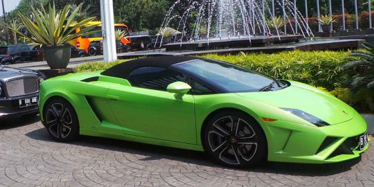 Sambangi Kantor Jokowi, Hotman Paris pakai Lamborghini hijau