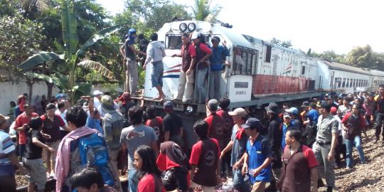 Tolak pembatasan jumlah tiket, calon penumpang sandera kereta