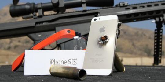 iPhone 5S tak berdaya setelah mengalami luka tembak di tubuhnya