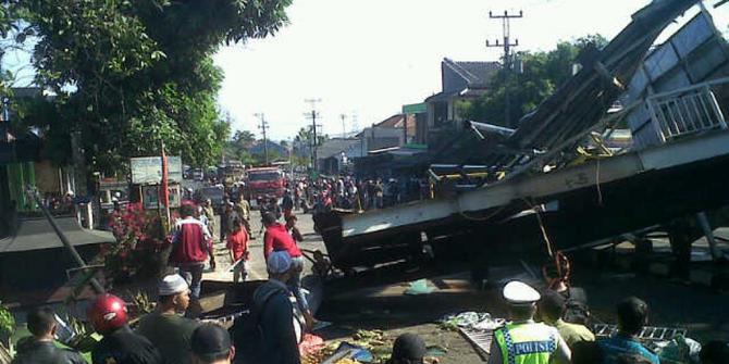 Kecelakaan di Semarang, jembatan penyeberangan dirobohkan 