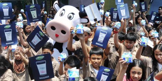 Ratusan murid SD minum susu bareng rayakan World School Milk Day