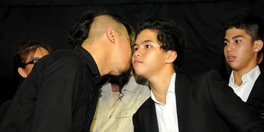 Keluar rumah sakit, Ahmad Dhani ajak Dul jenguk korban