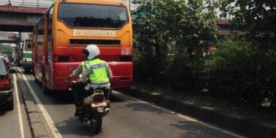 Foto Oknum Polisi Masuk Jalur Busway