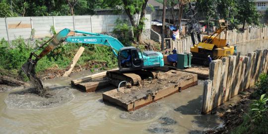 Pemasangan turap di bantaran Sungai Ciliwung