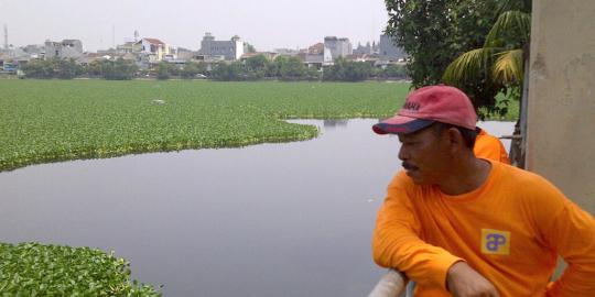 Peralihan tanggung jawab bikin waduk Tomang Barat makin kotor