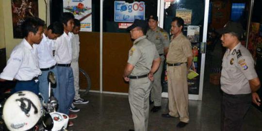 Agar tak dipakai mesum, harus ada aturan khusus bilik warnet