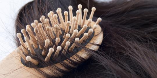 Kenali 6 penyebab rambut rontok