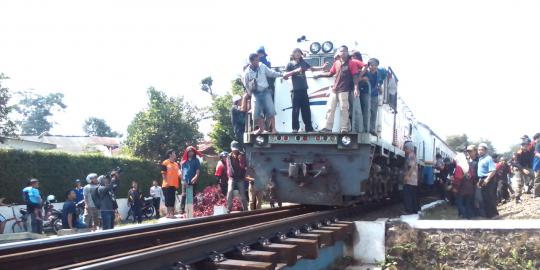 Kereta tabrak pikap di Indramayu diduga akibat sopir lalai