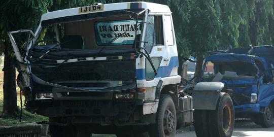 Ban masuk lubang, truk minyak sawit terguling di Pulo Gadung