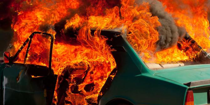 4 Mobil mewah hangus terbakar di showroom mobil Jalan Panjang | merdeka.com