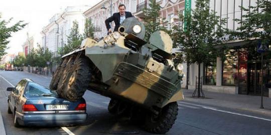 Parkir sembarangan di Lithuania bakal dilindas tank