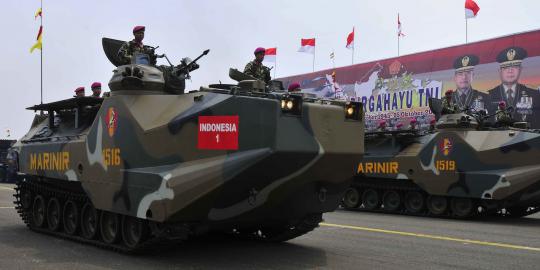 Parade kendaraan tempur jelang HUT TNI