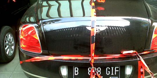 Mobil Bentley milik suami Airin disegel KPK