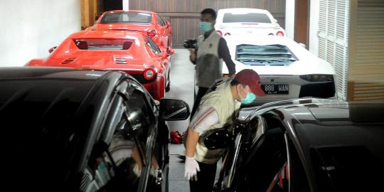 Suami Airin kerap menggeber mobil mewahnya di malam hari