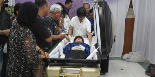 Sang kakak histeris melihat jenazah Diana Nasution