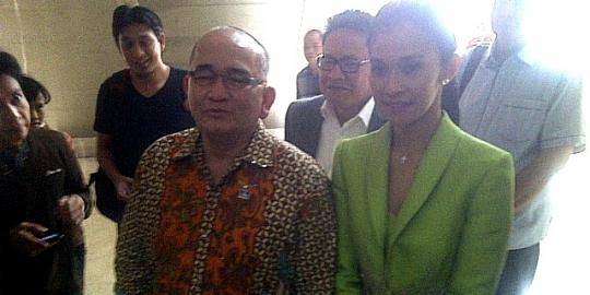 Jelaskan soal kumpul kebo, Ruhut bawa istri ke Komisi III DPR | merdeka.com