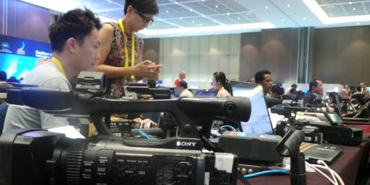Kesibukan wartawan dari penjuru dunia meliput KTT APEC 2013