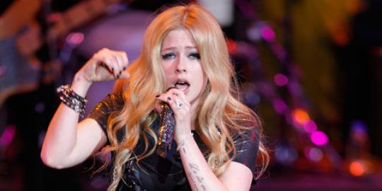 Ketika Avril Lavigne tak lagi berdandan ala punker