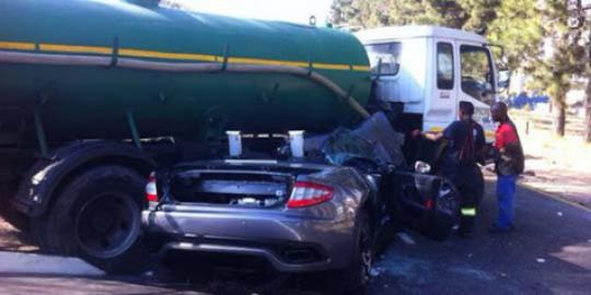 Maserati GranCabrio nyungsep di kolong truk sedot WC  