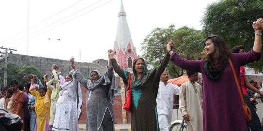 Warga muslim Pakistan buat rantai manusia lindungi gereja