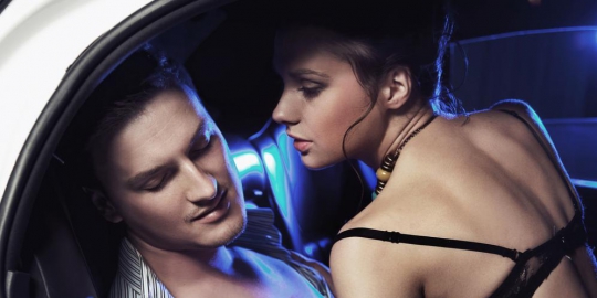 8 hal yang dipikirkan wanita saat malam pertama