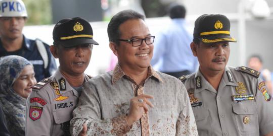Segera disidang, Rusli Zainal dibawa ke Pekanbaru