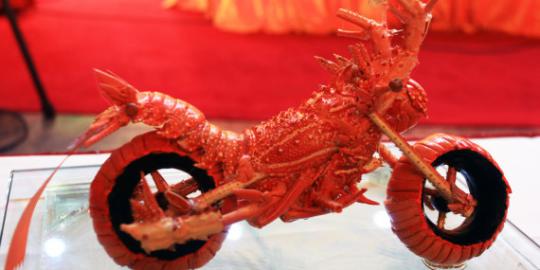 Kreatif, miniatur motor ini dibuat dari kulit lobster!