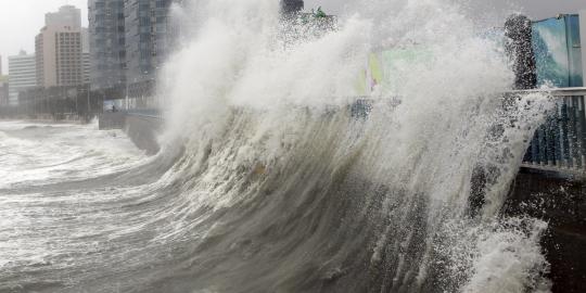 Gelombang pasang terjang 50 warung di Pantai Jetis Cilacap