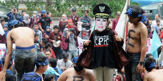 5 Aksi massa menyambut kehadiran Atut di KPK