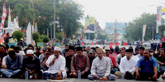 di depan kantor atut rev3