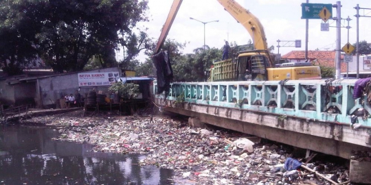 tapi sampah di manggarai tetap menggunung rev1