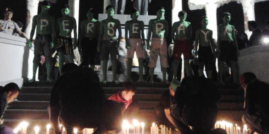 Protes PSSI, Bonek Mania nyalakan lilin di Tugu Pahlawan