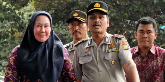 5 Gaya saat dipanggil KPK, dari Jaguar sampai boot
