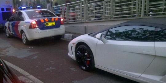 Mobil patroli kawal Lamborghini masuk jalur Transjakarta