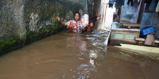 Warga Kampung Melayu rayakan Idul Adha di tengah banjir 
