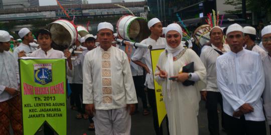 Ini foto Lurah Susan berjilbab & busana muslim di malam takbir