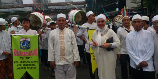 Berbusana muslim, Lurah Susan ngaku lama dandan