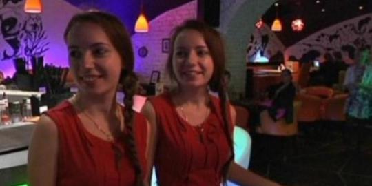 Unik, restoran ini hanya mau pekerjakan kembar identik!