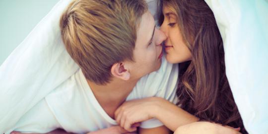Temukan 5 manfaat menyehatkan dari berciuman