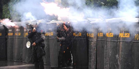 Rusak padepokan, warga dan polisi bentrok di Sragen