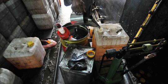 Cukupi kebutuhan hidup, anak di Banten mengais minyak curah sisa
