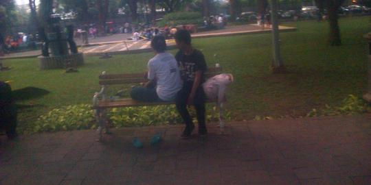 Asyiknya muda-mudi pacaran di bangku taman depan rumah Jokowi