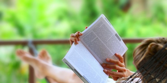 9 cara 'berlibur' tanpa meninggalkan meja kerja