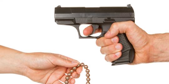 Dikira berisi uang, tas kosong dibawa kabur perampok berpistol