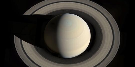 Indahnya planet Saturnus dilihat dari atas