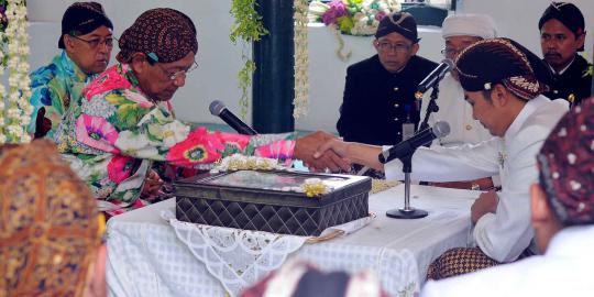 Prosesi akad nikah KPH Notonegoro di hadapan Sultan HB X